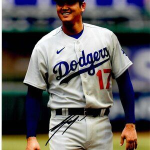 Shohei Otani Los Angeles Dodgers Baseball Team Pitcher MLB Signed 8X10 Photo